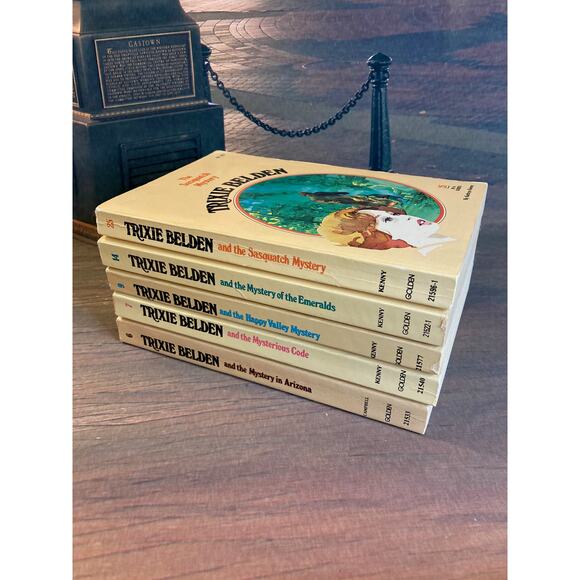 Vintage 70s Set of 5 Paperback Trixie Belden Mysteries #6, #7, #9, #14, and #25 - Picture 1 of 13